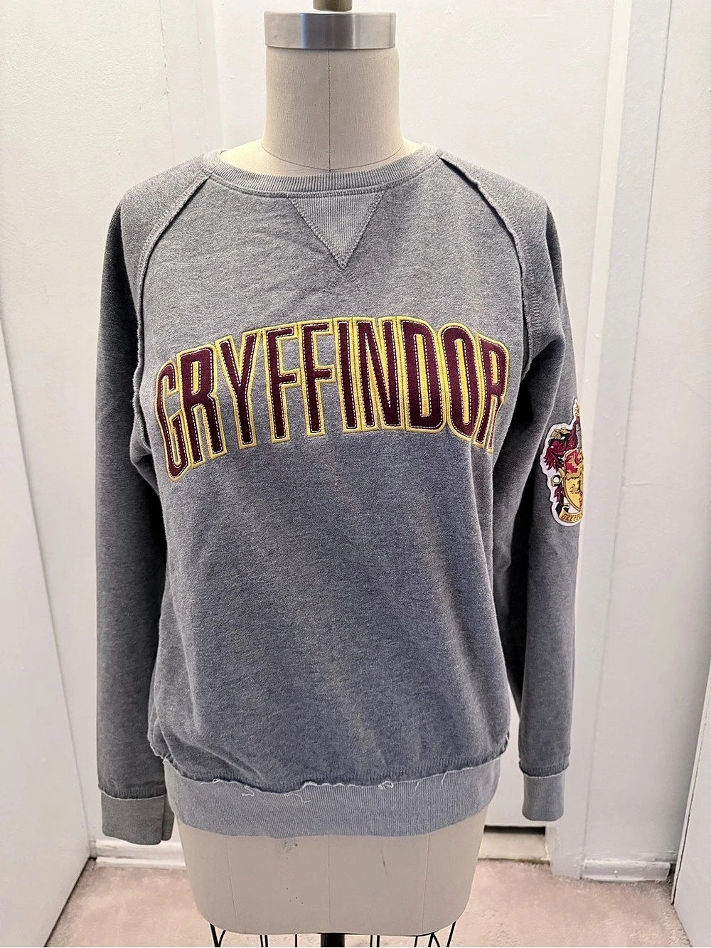 Official Universal Studios Harry Potter Gryffindor Raw Hem Sweatshirt Size M